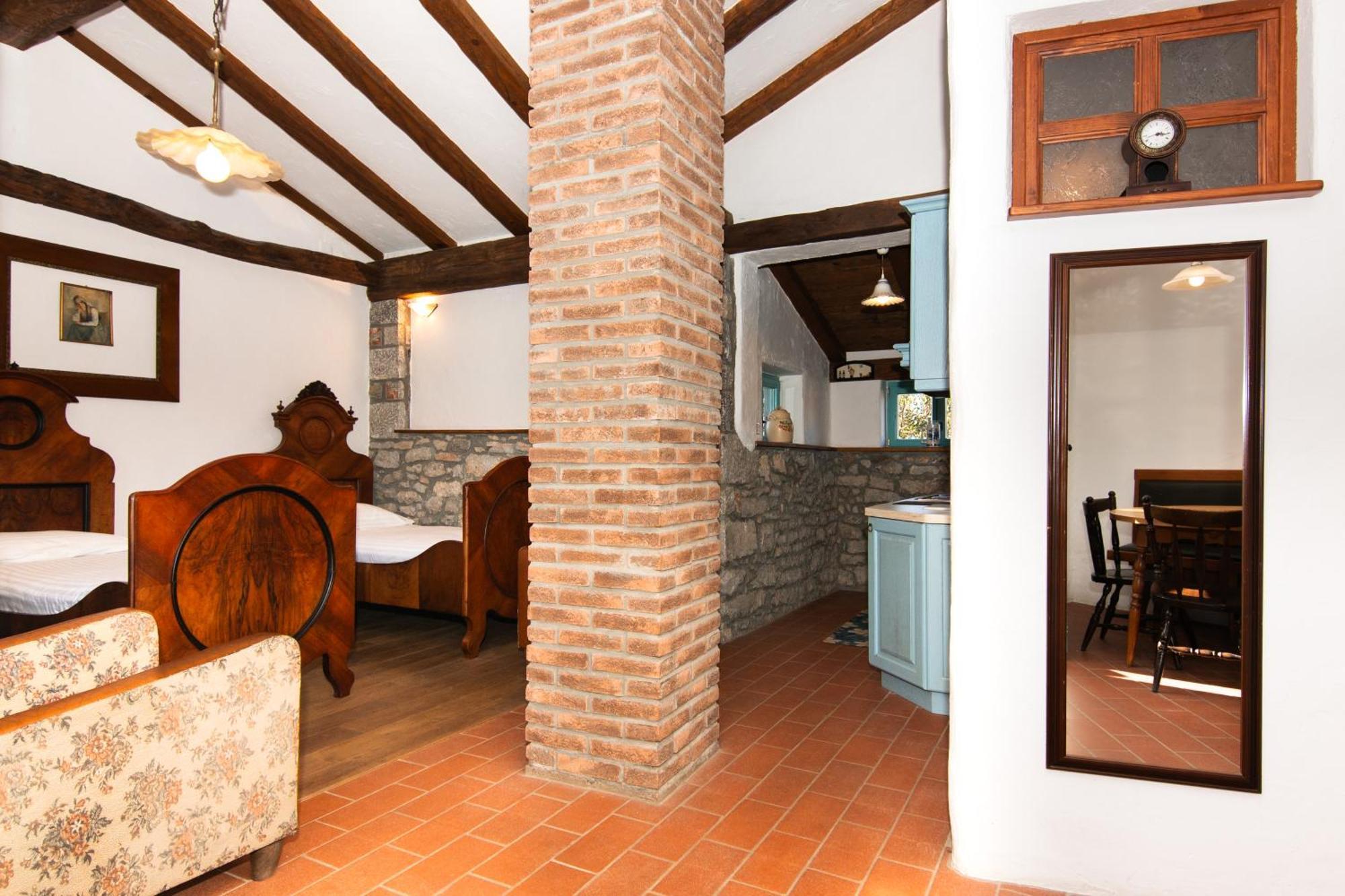 Apartments Valentinus 1800 Sežana Extérieur photo