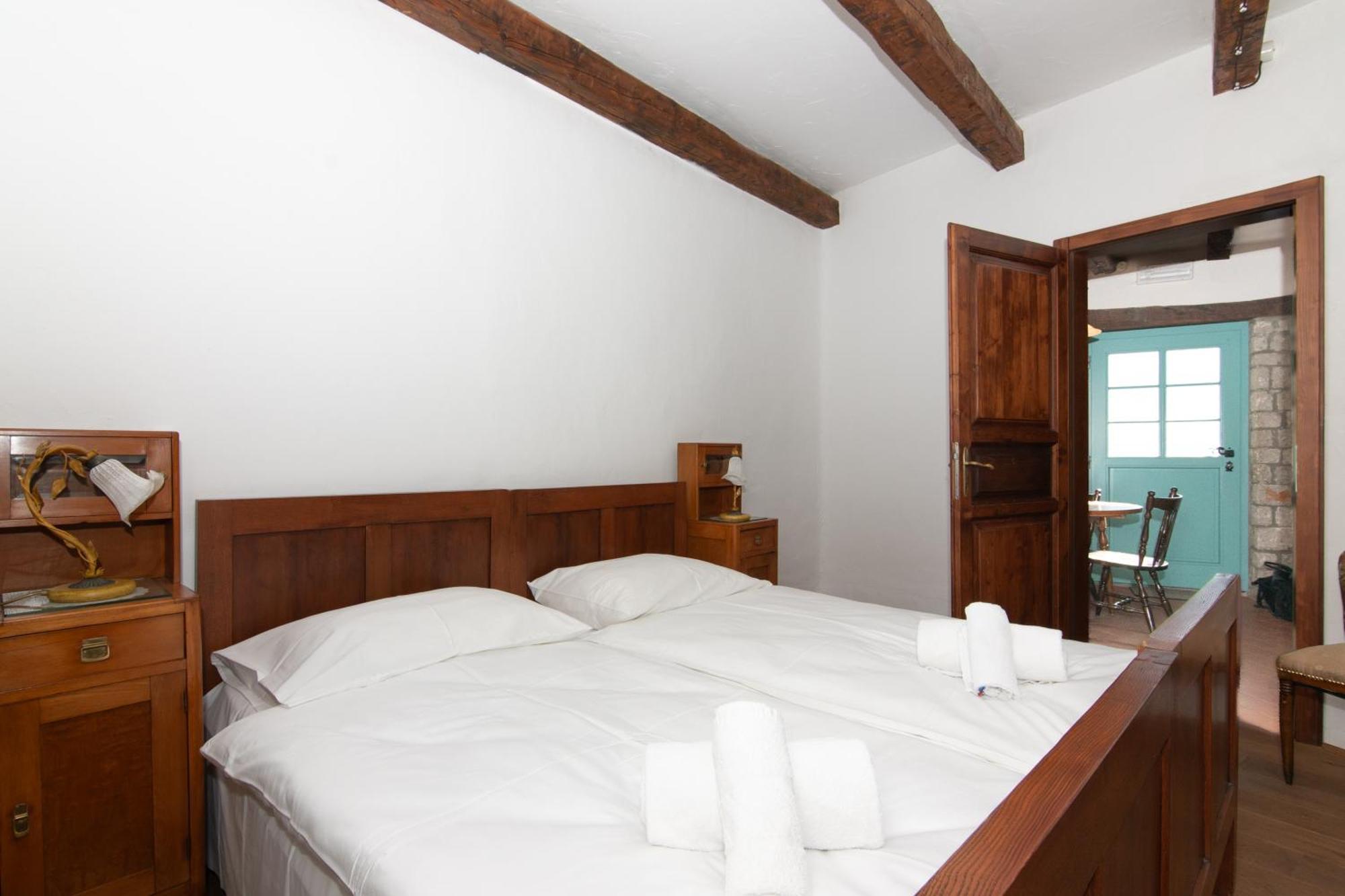 Apartments Valentinus 1800 Sežana Extérieur photo